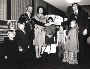 13/12/77 : Receiving cheque for Christmas toy's fund at Provincial building society