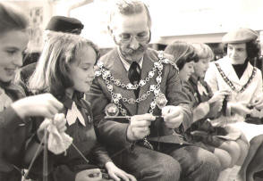 19/11/77 : Newport Guides and Brownies sponsored knit, Queen's Junior School
